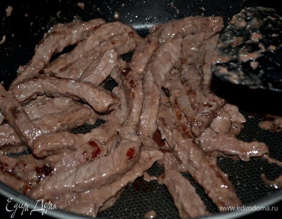 Разогреть 1 стол.л масла на сковороде /nonstick/.Добавить говядину и жарить примерно 5мин.