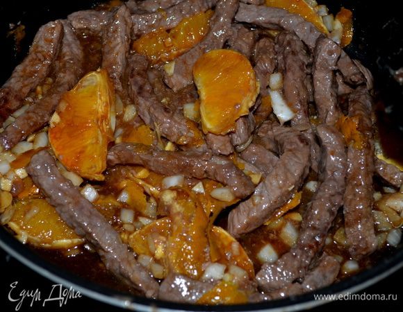Выложить говядину на тарелку,в сковороду добавить наш приготовленный апел.сок и готовии примерно 1мин.Вернем говядину на сковороду добавим дольками апельсины и порезанный наш зелен.лук.
