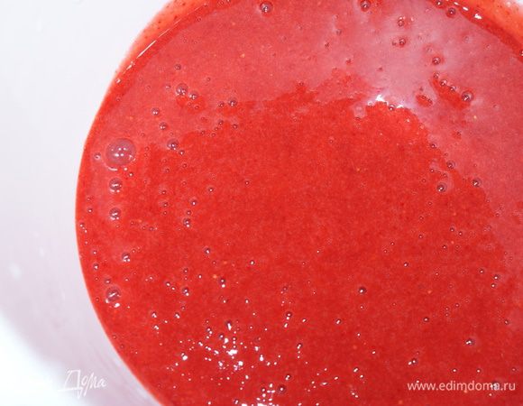 Клубнику пюрировать с помощью блендера. Можно использовать замороженную клубнику, предварительно ее разморозив и сохранив сок.