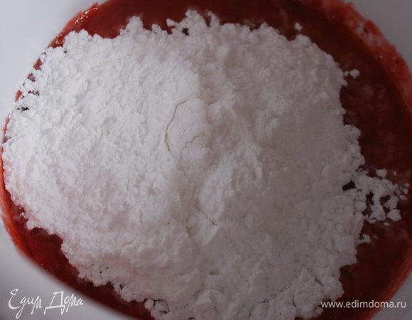 Из половины лимона выжать сок. 
Добавить к клубничному пюре лимонный сок и сахарную пудру. Перемешать.