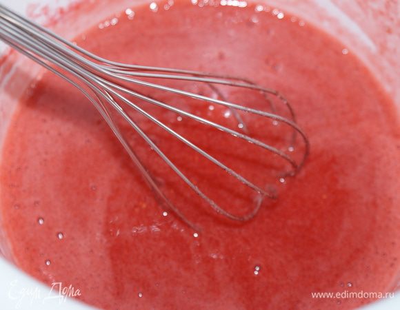 В кастрюльке нагреть смесь (но не кипятить) постоянно помешивая, чтобы желатин растворился. Я нагревала на водяной бане.