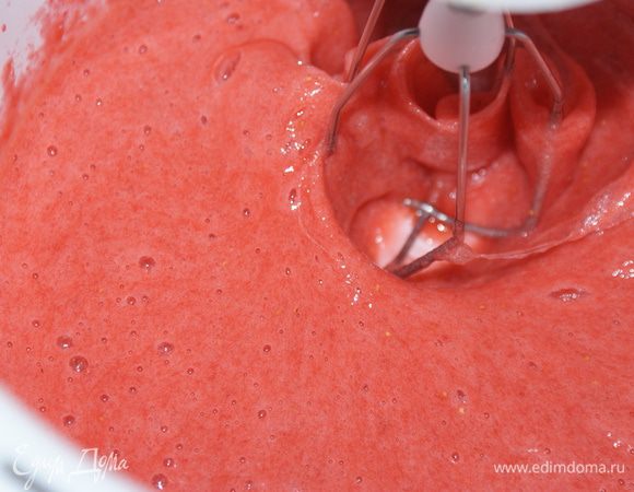 Остудить до комнатной температуры и взбивать миксером на самой большой скорости 10 минут. За 10 минут смесь погустеет, увеличится в объеме и посветлеет.