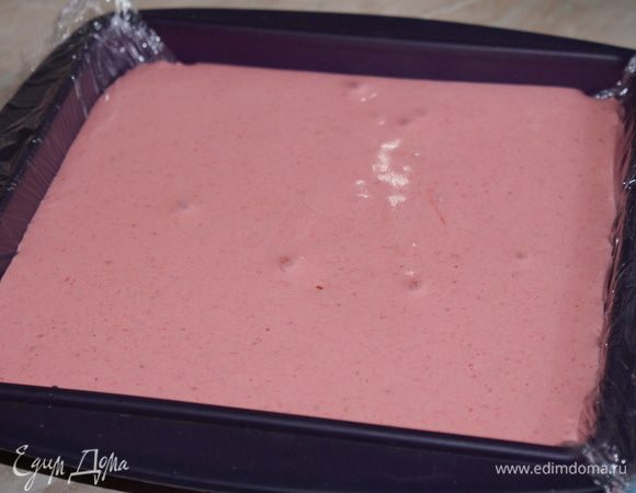 Форму для суфле выложить пищевой пленкой, влить суфле. Убрать в холодильник до полного застывания (лучше оставить на ночь).