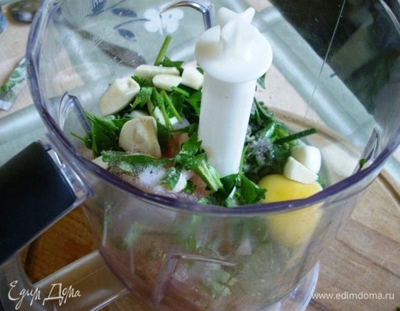 Куриное филе режем на кусочки, складываем в блендер. Добавляем одно яйцо, зелень петрушки и лука, чеснок, соль, перец. 