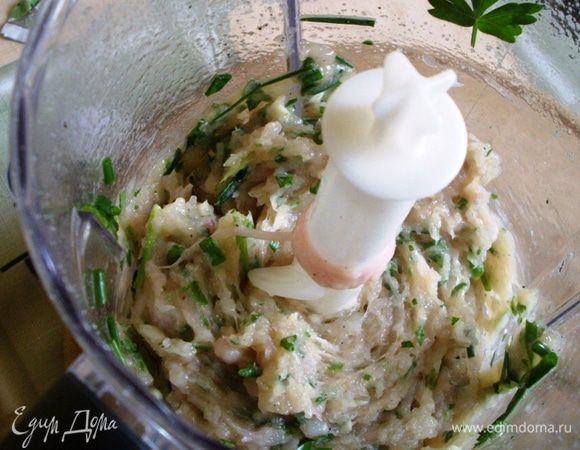 Перемалываем (либо используем мясорубку и смешиваем ингредиенты отдельно).
Рис смешиваем с крахмалом.
