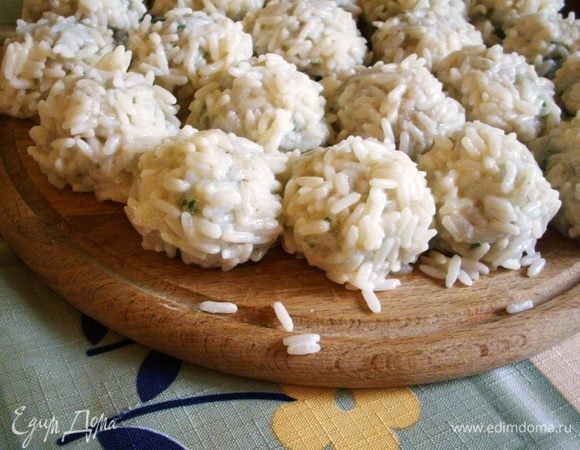 Из фарша формируем шарики, диаметром около 2 см. Каждый шарик макаем в слегка взбитое яйцо и обваливаем в рисе.