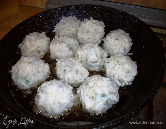 В сковородке разогреваем оливковое масло. На среднем огне обжариваем шарики до легкой золотистой корочки со всех сторон. Примерно по 10-12 минут.