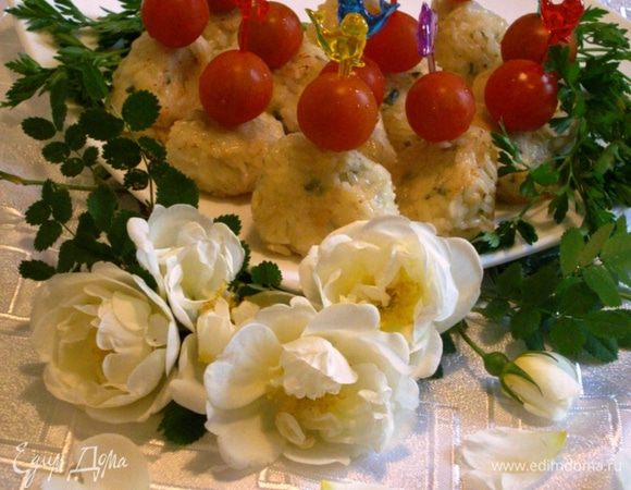 Готовые шарики можно подавать в виде канапе. На палочки насаживаем шарик и помидорку черри.