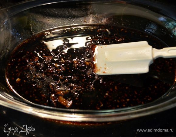 Приготовим маринад:смешаем соев.соус,сахар,раст.масло,чеснок и 1/4 ч.л соль.Перемешаем.
Отложим 1/4 стак.маринада.