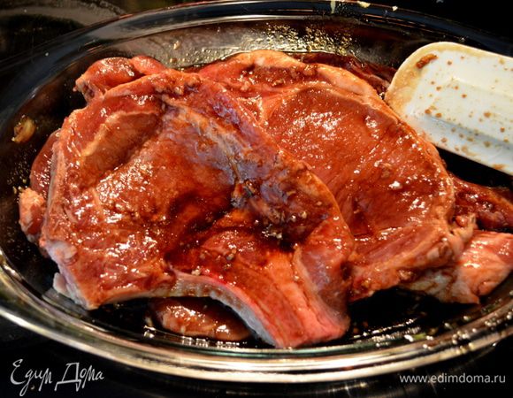 Выложим в наш маринад отбивные, перевернем,чтоб сторона полностью была в маринаде и дадим постоять 15мин.при комн.тем-ре.