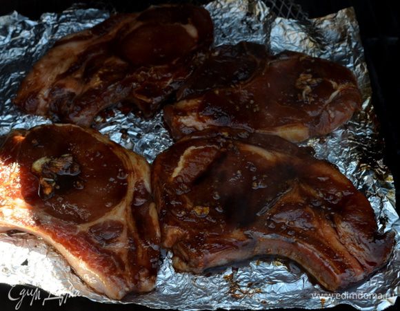 Выложить на наш противень фольгу,/если запекаете в духовке ,то тем-ра до 200гр/.Я делаю на гриле.Выкладываем на фольгу наши отбивные.Готовим примерно 15мин.не переворачивая с одной стороны.