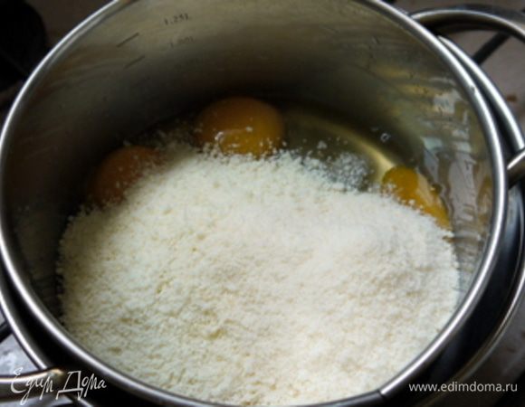 Всыпать сыр и поперчить.