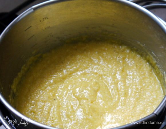 Варить на водяной бане, пока масса не загустеет (около  минуты от закипаная воды в нижней ёмкости).