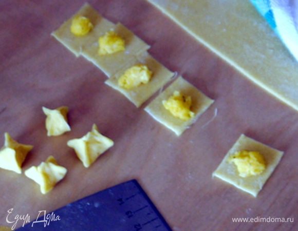 Раскатать тесто в тонкий пласт и нарезать на квадраты 4х4 см. Не нарезать сразу всё тесто, потому что она быстро засзхнет и его будет трудно склеить. Нарезать по одной полоске. Оставшееся тесто накрывать кухонным полотенцем.
