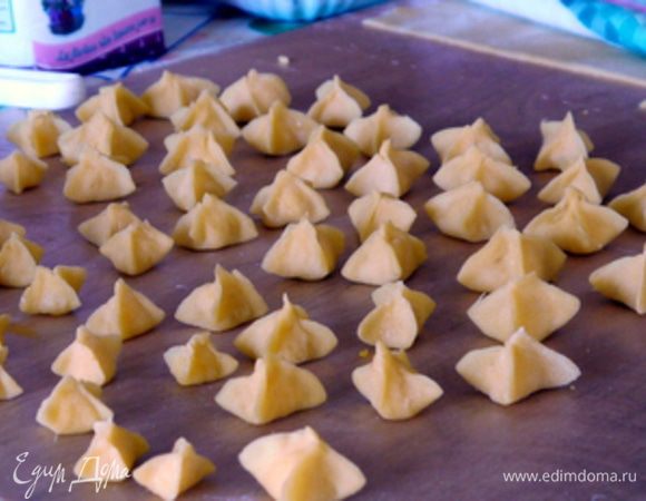 Выкладывать немного начинки на квадратики и сложить, соединив противоположенные углы.
