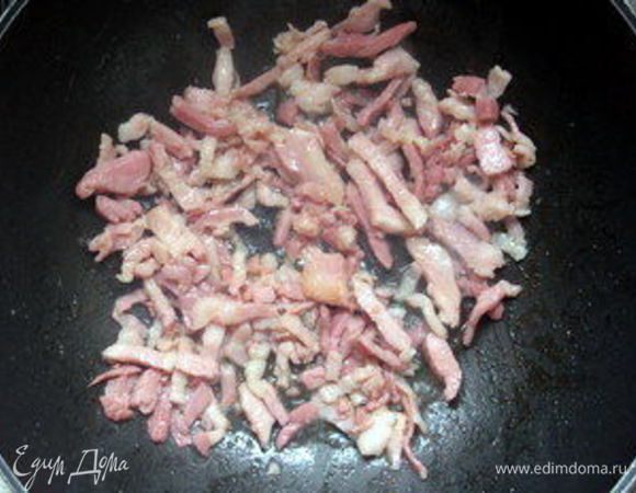 Нарезать копчёность на тонкие полоски. Поджарить на небольшом количестве оливкового масла. Как только копчёность слегка подрумянилась, выключить огонь, но продолжать помешивать, т.к. процесс жарки продолжается, пока мало не остынет.
