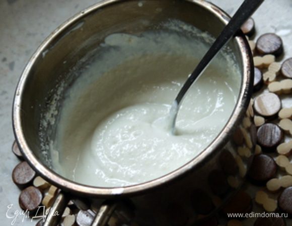 Приготовить сливочный крем: согреть сливки с сыром. Налить крем на дно тарелки.
