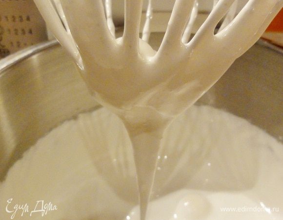 Духовку разогрейте до 170 градусов. Если у вас миндальной муки нет, то, почистив, измельчите миндаль. Теперь о желтках и белках. В ингредиентах указано количество и граммы. А все потому, что все зависит от того, какого размера яйца вы будете использовать. Будет лучше, если вы желтки и белки будете взвешивать.
Желтки взбейте с сахаром до бела, при этом они у вас должны стекать не струйкой а ленточкой. На фото это видно. 