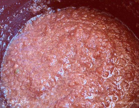 Сварить сироп до такого состояния, что бы капля, капнутая на блюдце, не растекалась.
В кипящий сироп выложить измельченные лепестки и варить 2 мин. Разложить варенье в ошпаренные банки и закатать.                                                                                             
