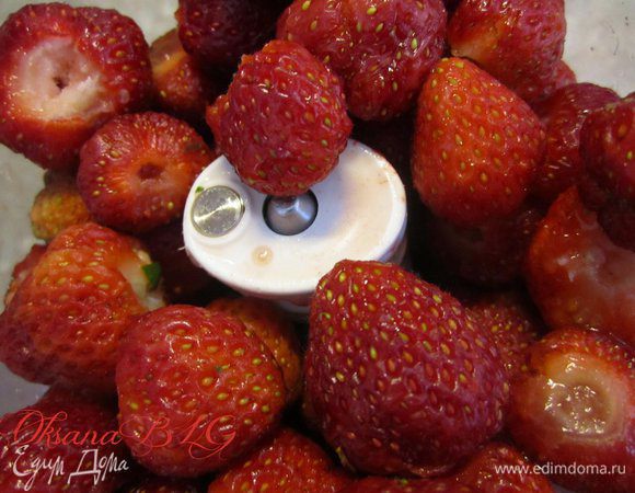 Клубнику вымыть, удалить хвостики.