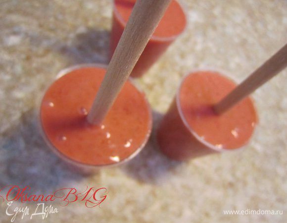 Полученную массу залить в одноразовые стаканчик и поместить в серединку деревянную палочку для мороженного или деревянную шпажку.