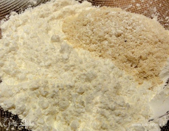 Смешайте в отдельной миске муку, миндаль, кукурузный крахмал, разрыхлитель. Первый раз я, по невнимательности, смешала все сразу с желтковой массой, но хуже бисквит не стал. А вот во второй раз я отставила в сторону желтковую массу, высыпав на нее  мучную смесь, не перемешивая.
