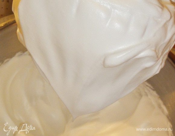 Белки взбивайте пару минут с щепоткой соли. Затем добавьте сахар и продолжайте взбивать до крепких пиков.