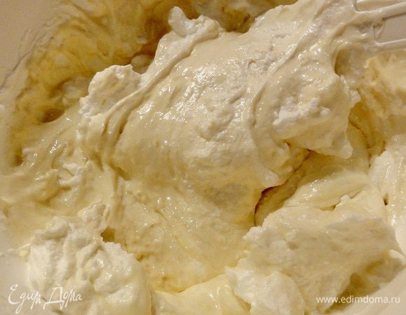 Вот теперь вам необходимо осторожно перемешать желтковую массу с мучной смесью, добавляя по 1/4 части белковой массы.
