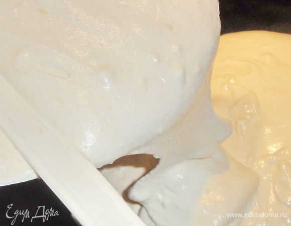 Обязательно застелите бумагой, смазанной маслом, дно вашей формы! Бисквит будет легче вынимать. Мне был нужен бисквит прямоугольной формы, поэтому я заливала его на противень. 