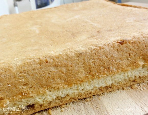 Бисквит выпекайте минут 40-45 не открывая духовки. Проверьте спичкой, она должна быть сухой. Готовый бисквит выньте из формы и дайте остыть. До того как вы начнете с ним работать, бисквит следует выдержать 5-6 часов.