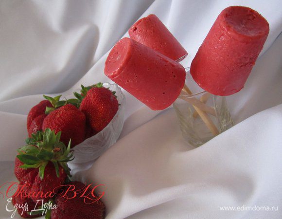 После охлаждения мороженое достать из стаканчиков. Или же выложить ложечкой в стаканчик или тарелочку.