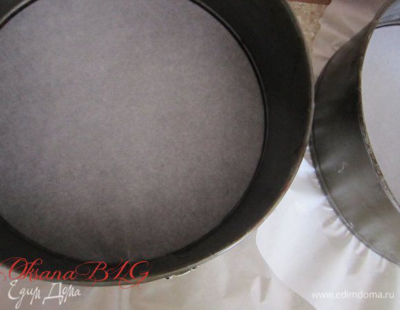 2 формы (22 см) застелить пергаментом, бока смазать растительным маслом.
