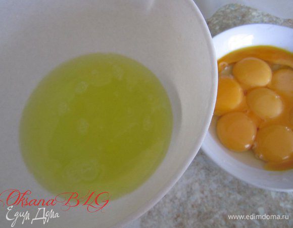 Белки отделить от желтков. 