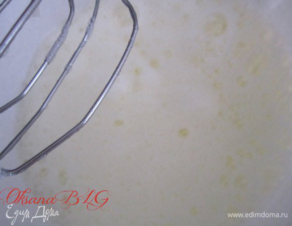 Белки взбить в пену.