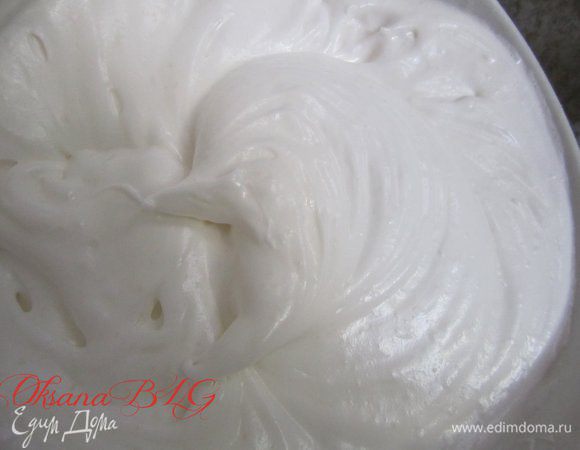 Добавить сахар, взбить до крутых пиков.