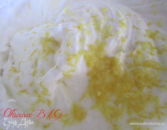 Добавить цедру и сок лимона.