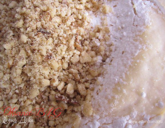 Добавить измельченные орехи и крахмал.