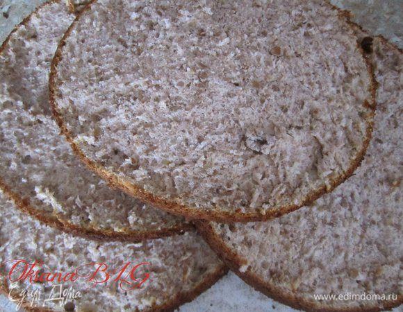 Выпекать при температуре 180 градусов 35-40 минут, до сухой деревянной шпажки. готовые коржи остудить, каждый разрезать на 2.