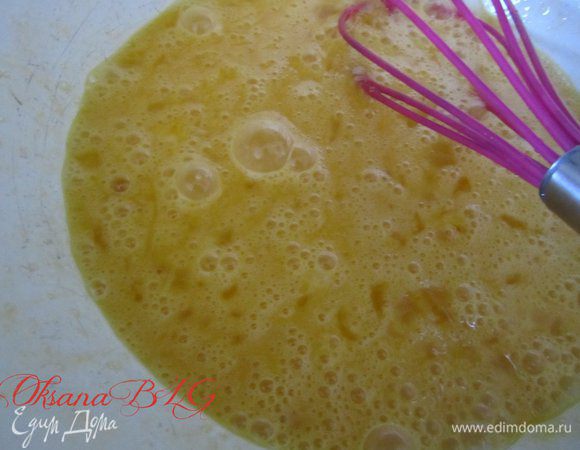 Шоколадный крем.
Приготовить водяную баню. Яйца перемешать с сахаром, поставить на баню и взбивать до плотной воздушной массы.