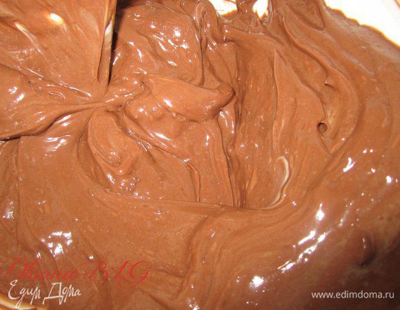 Мягкое масло взбить, добавить растопленный шоколад.