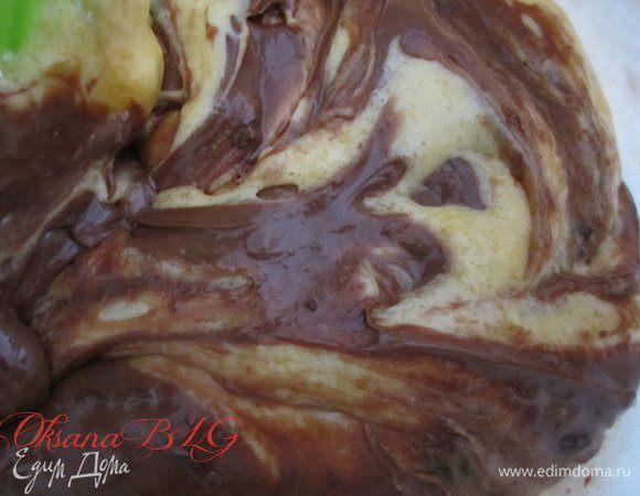 Шоколадную массу смешать со взбитыми яйцами.