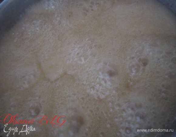 Карамельный крем.
 Молоко перемешать с сахаром, поставить на огонь, варить до загустения (масса должна быть как сметана, у меня карамель варилась 15-20 минут)