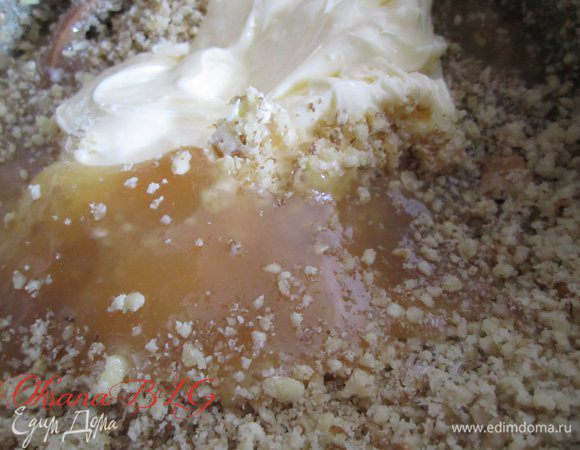 Получившуюся карамель охладить, добавить измельченные орехи, масло, ванилин. Все перемешать.