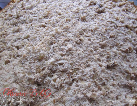 Сборка торта. На дно формы выложить корж.