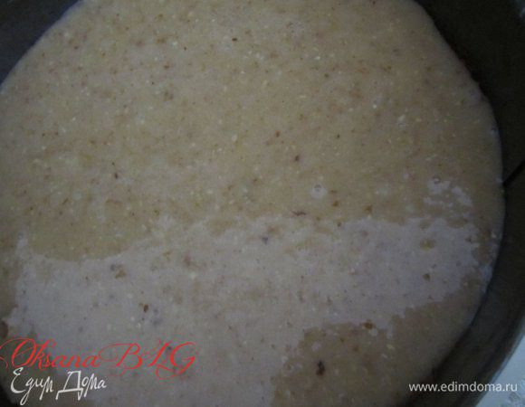 Нанести 1/2 часть карамельного крема.