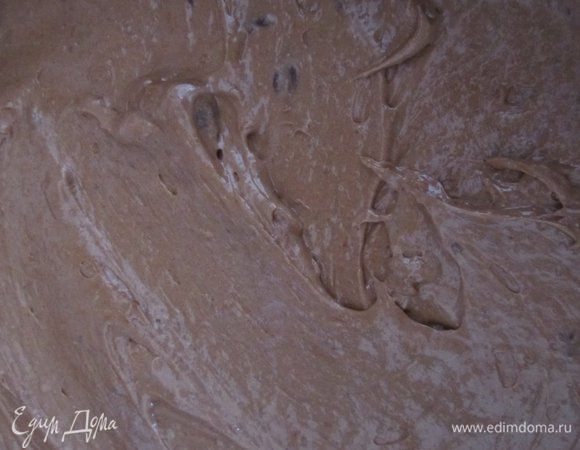 Накрыть коржом, выложить шоколадный крем (немного крема оставить для украшения). Накрыть коржом. Вылить оставшуюся карамельный крем. накрыть коржом. Поставить в холодильник на ночь.