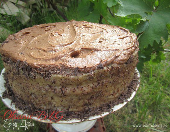 Украсить оставшимся кремом, бока можно посыпать орехами или шоколадом.