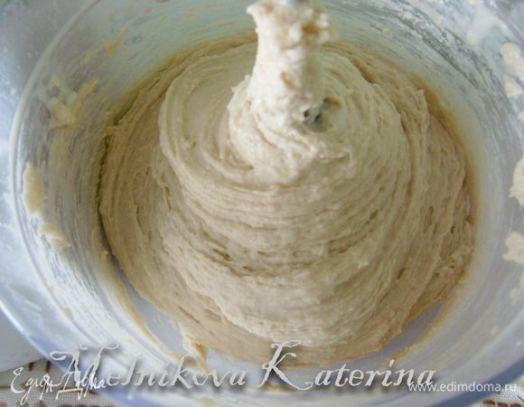 Взять 450 гр муки, добавить дрожжи с молоком, оставшееся молоко, масло, соль, и замесить тесто (я делаю в кухонном комбайне с насадкой тестомешалки, но можно сделать и вручную). 