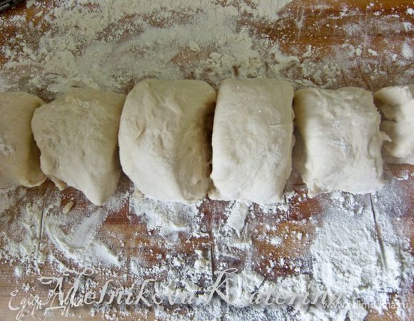 Тесто обмять. Разделить на две части. Из каждой части сделать жгут и нарезать на небольшие кусочки. 