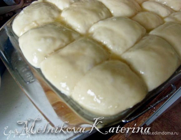 Разбить вилкой яйцо. Смазать пампушки. Отправить выпекаться на 50 минут при 180 градусах. 